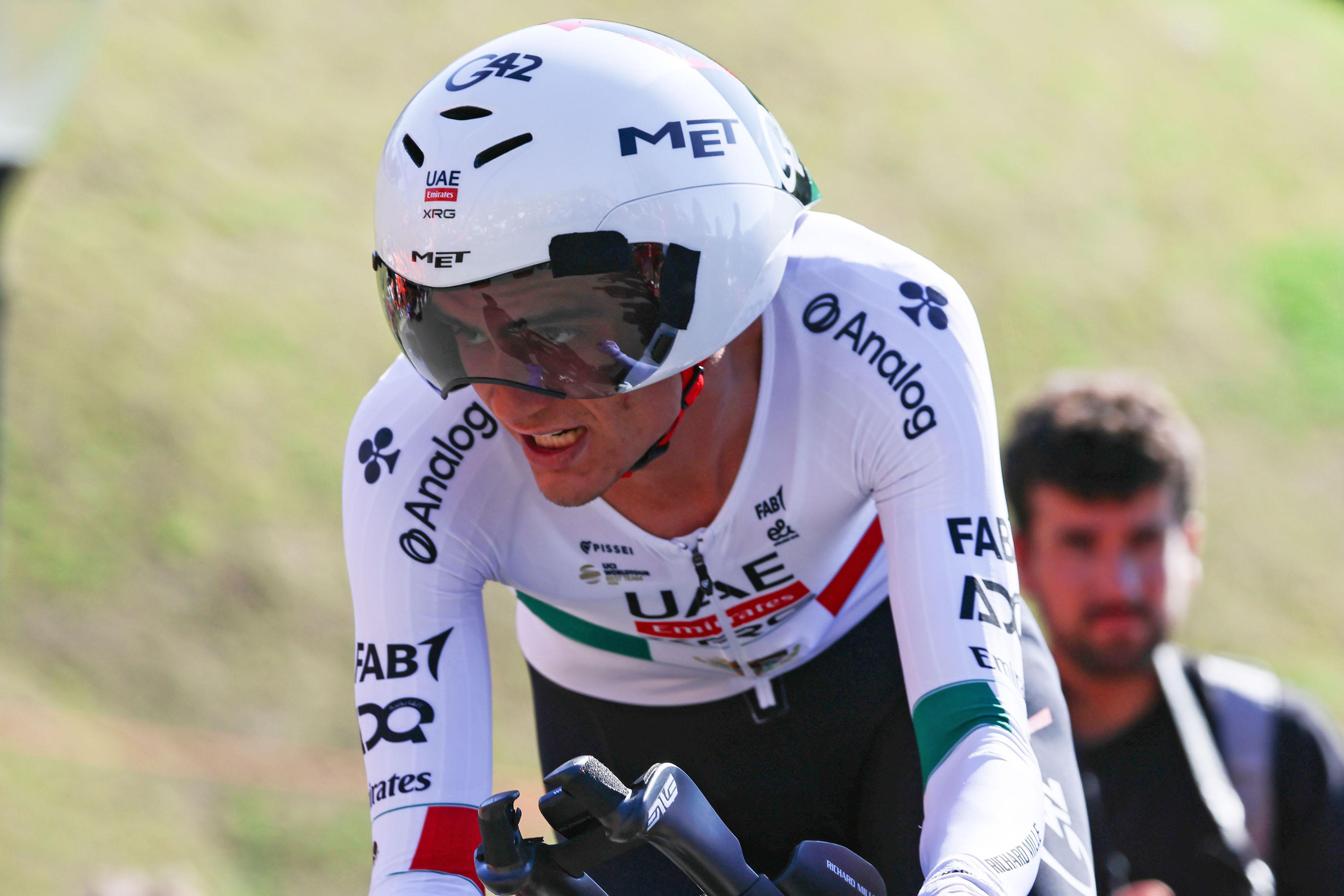 Isaac del Toro se mete al Top 15 en el arranque de la Vuelta al País Vasco