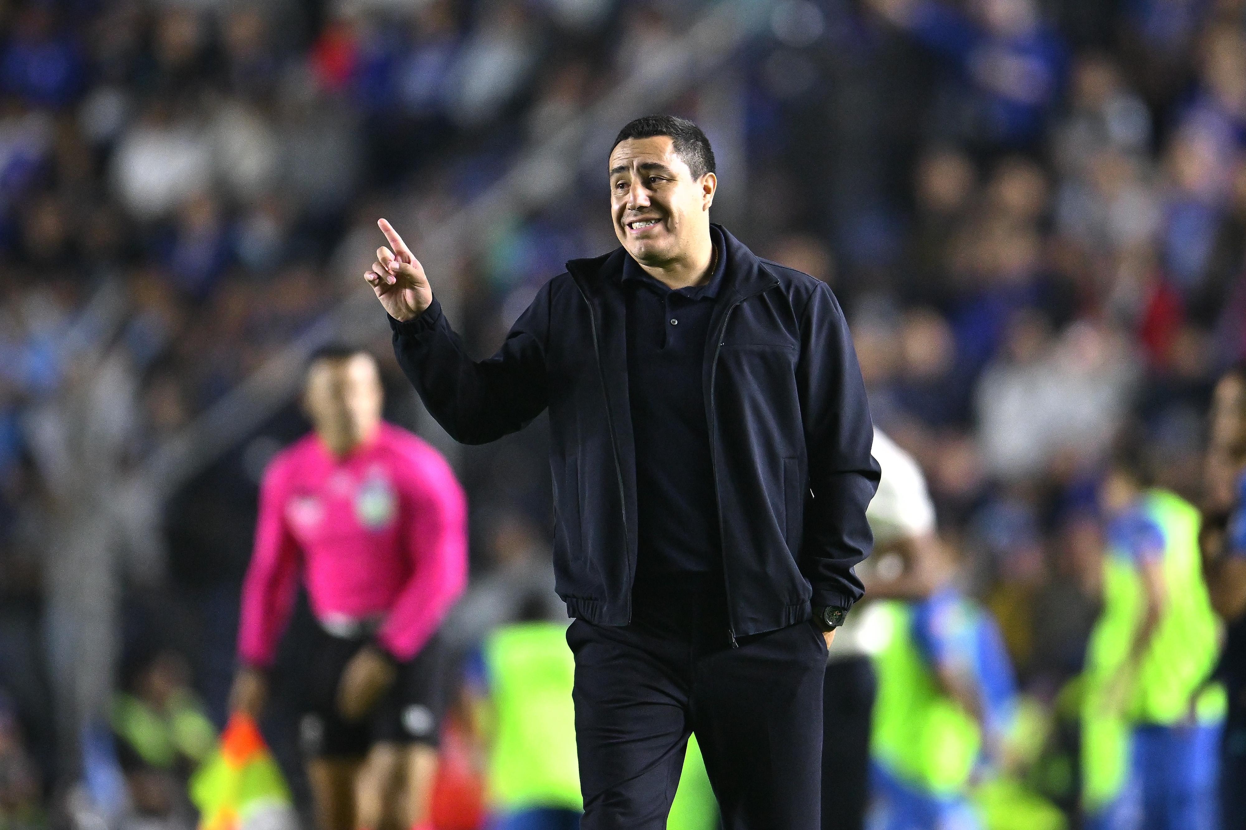 Cruz Azul denuncia a Efraín Juárez ante la FMF por críticas al arbitraje