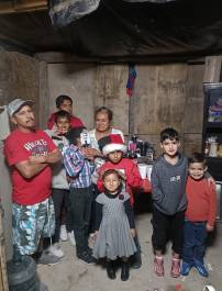 El chef Aaron Benassi junto a su familia entregó una cena navideña a la familia de Juanito, habitante de la colonia Real Villa de la Comunidad, en un gesto de solidaridad y esperanza.