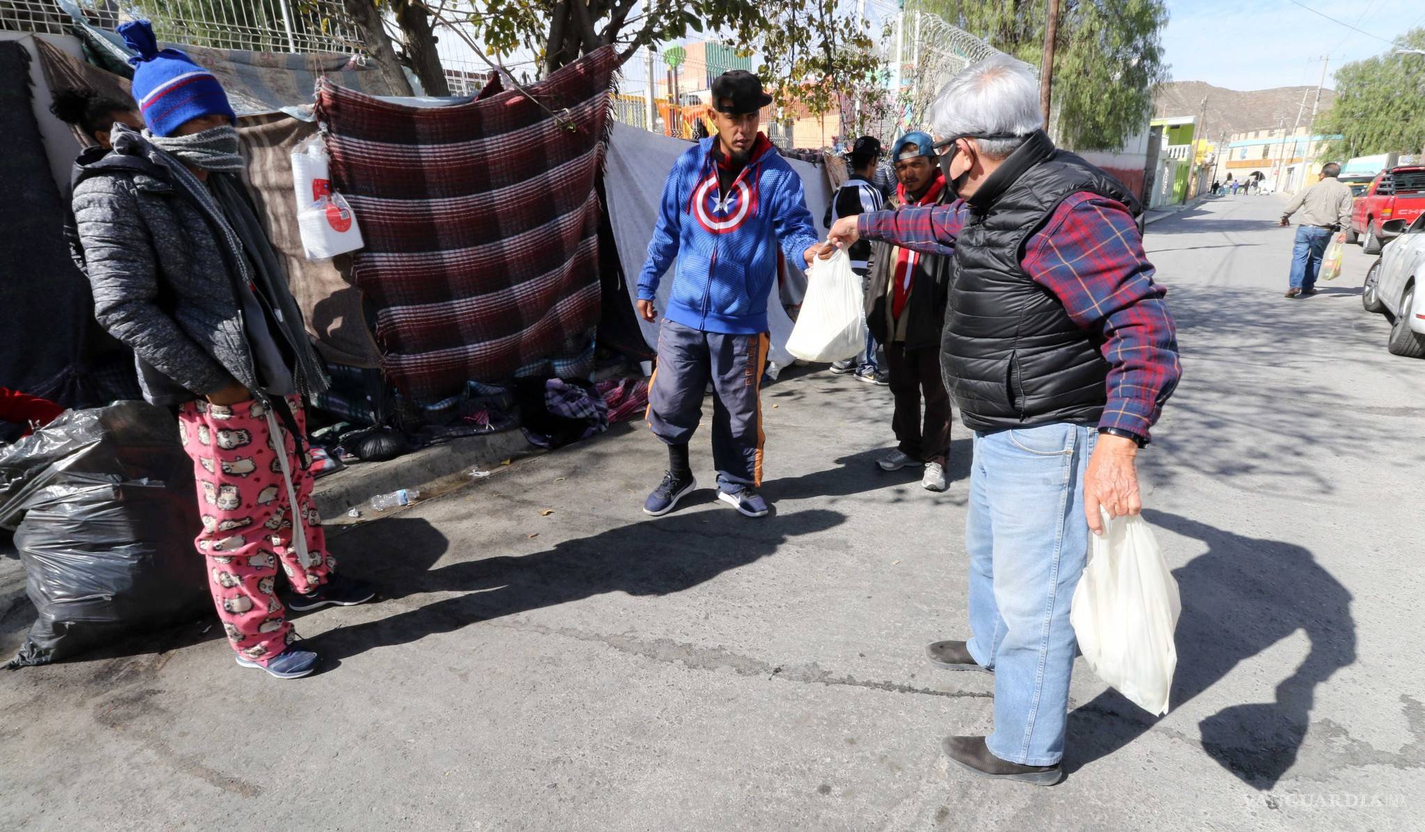 $!Permanecen migrantes a la intemperie pese a las bajas temperaturas en Saltillo