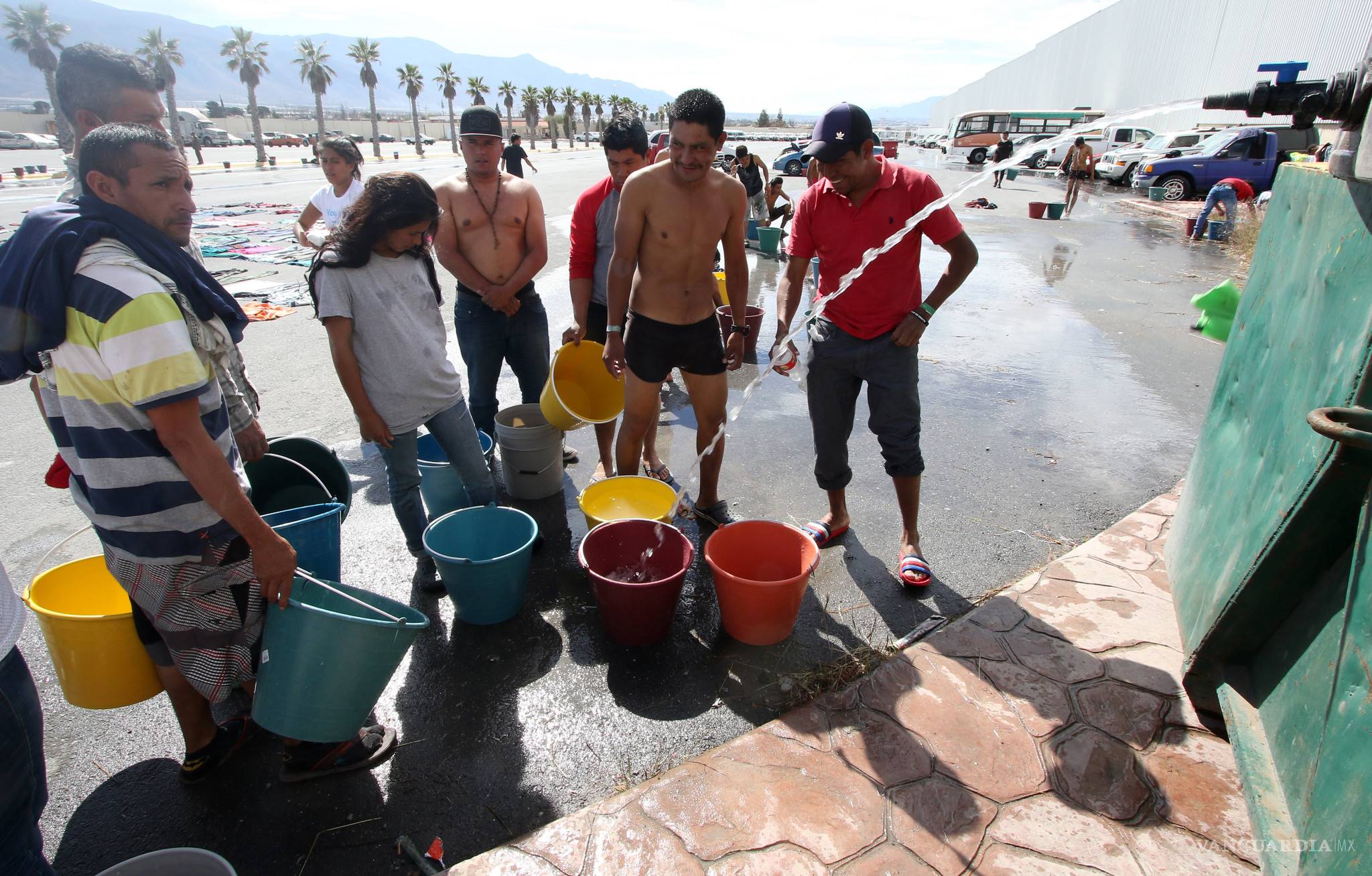 $!Oleada de migrantes de más de 1600 personas se agrupan en Saltillo y toman un respiro