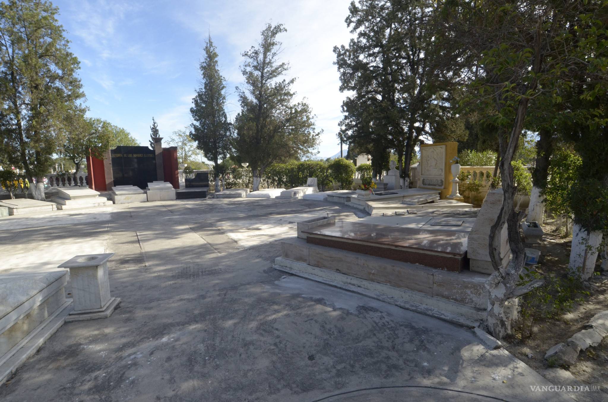 $!Saturados tres panteones de Saltillo