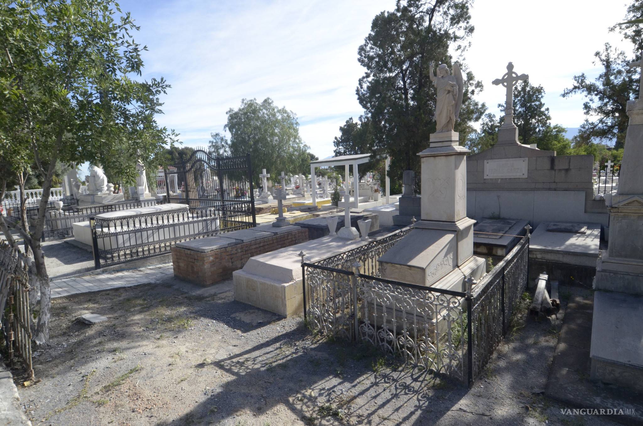 $!Saturados tres panteones de Saltillo