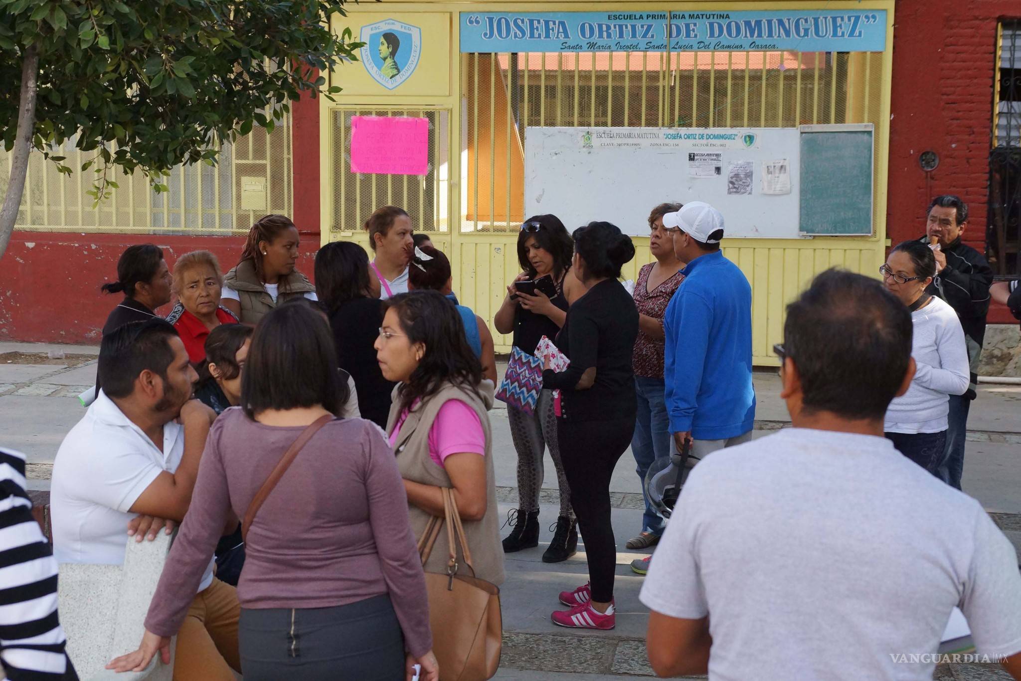 Cambian a maestros de la CNTE en 12 escuelas de Oaxaca