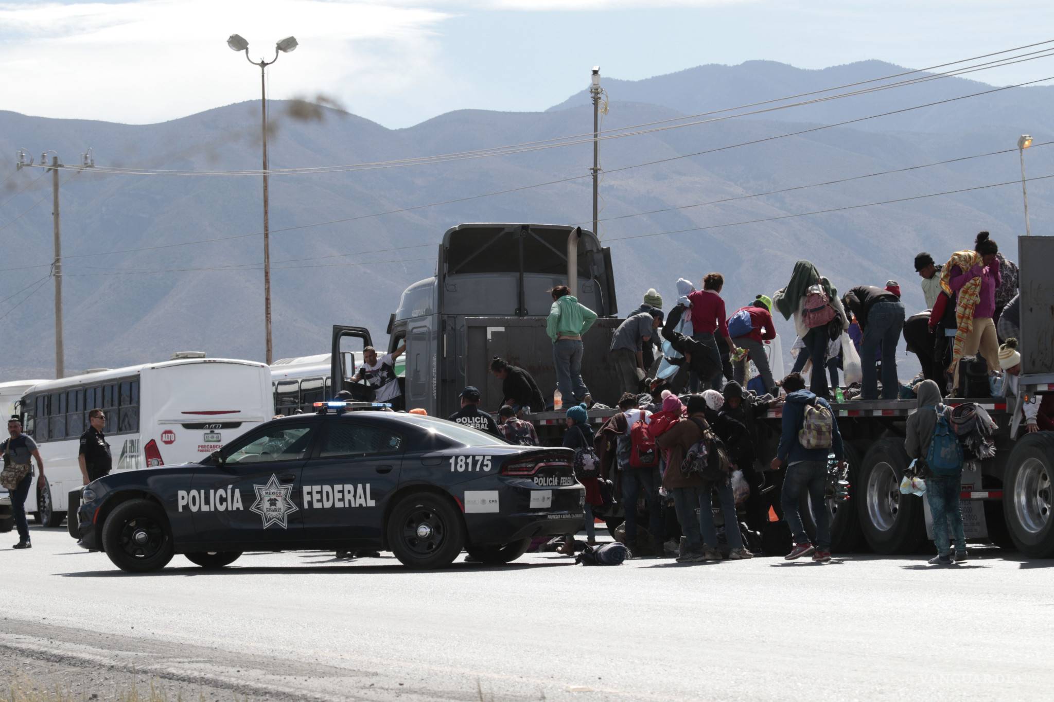 $!Oleada de migrantes de más de 1600 personas se agrupan en Saltillo y toman un respiro