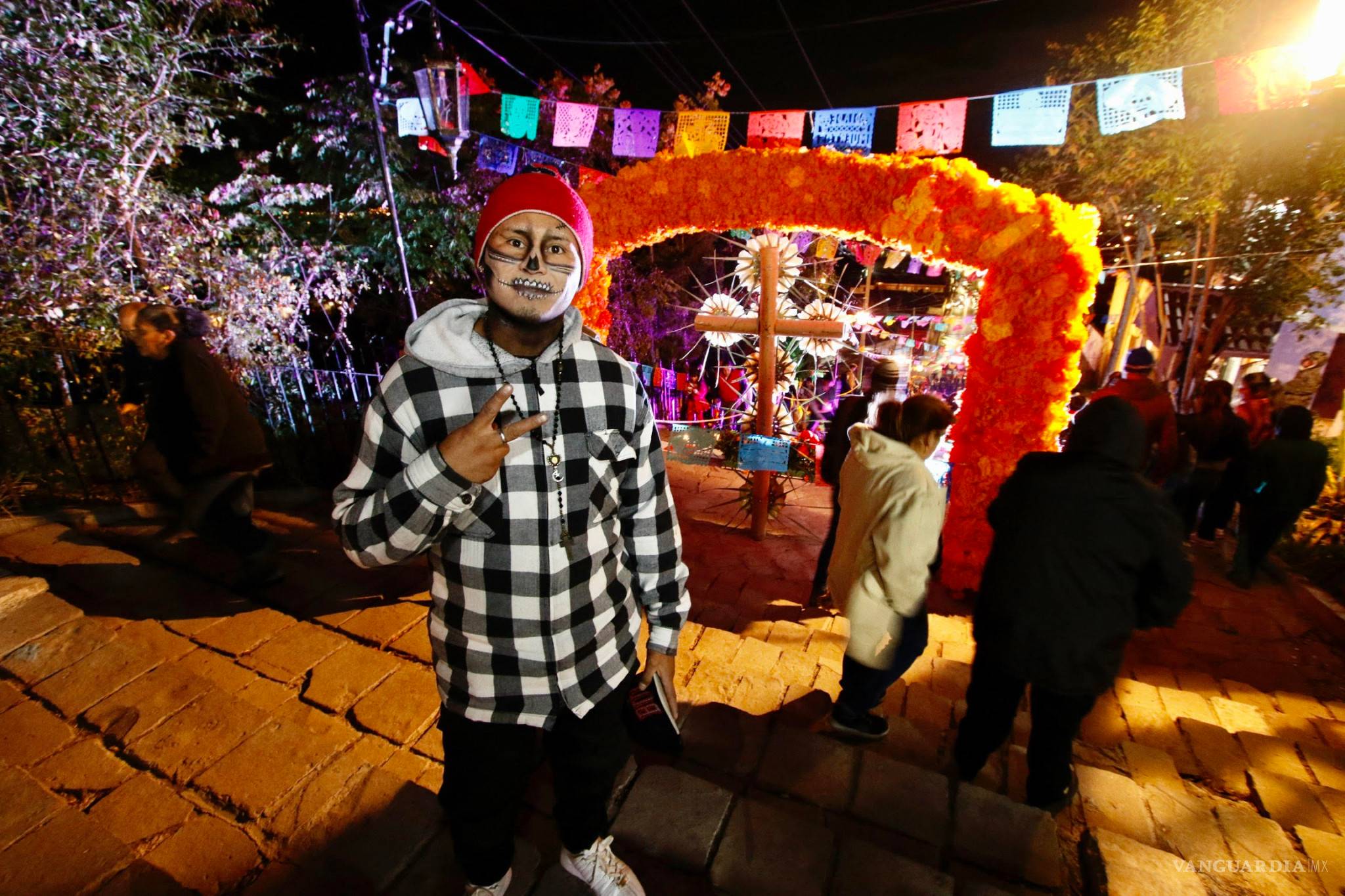 $!Inauguran monumental Altar de Muertos en las escalinatas del Barrio de Santa Anita, Saltillo