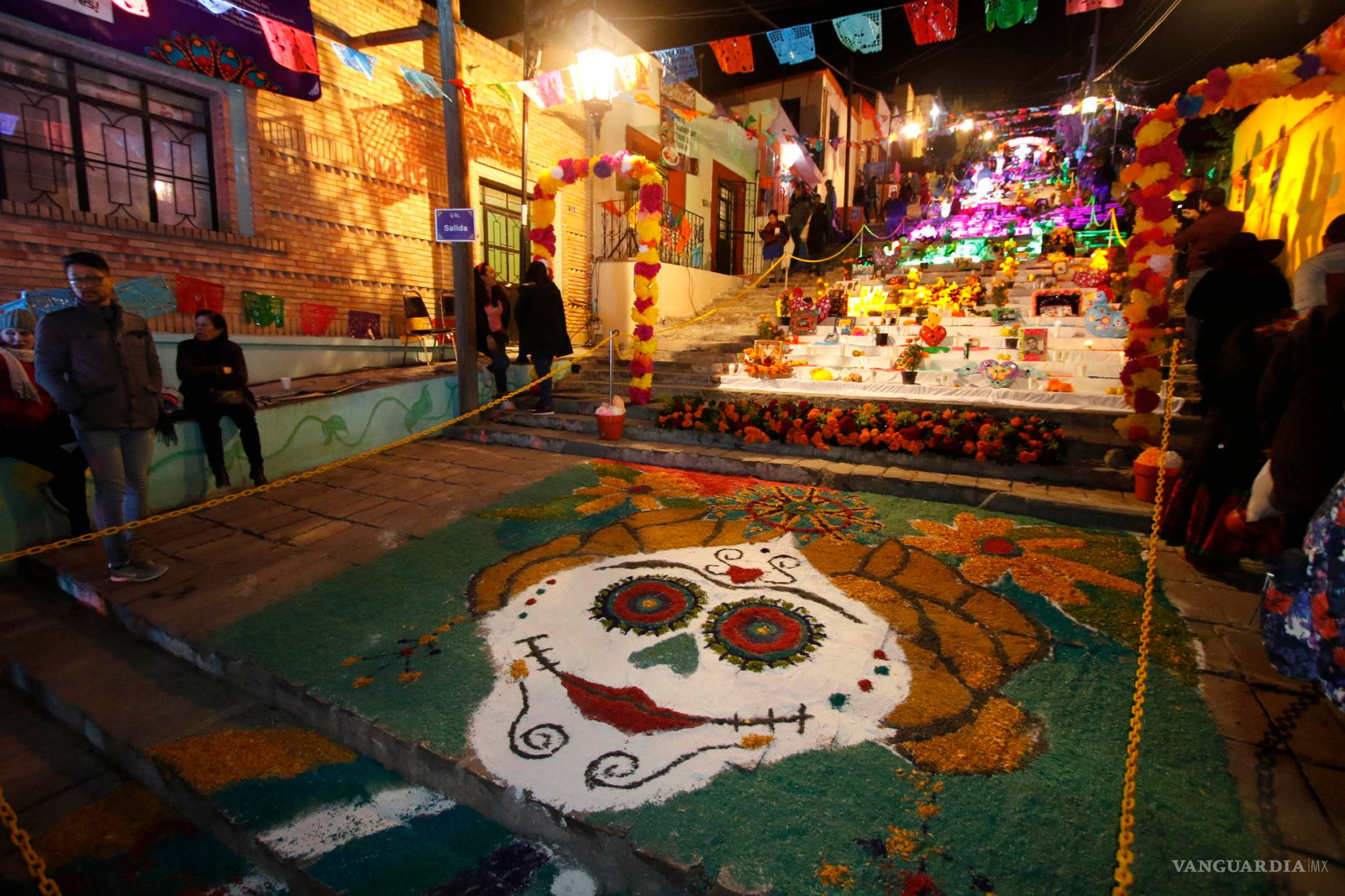 $!Inauguran monumental Altar de Muertos en las escalinatas del Barrio de Santa Anita, Saltillo