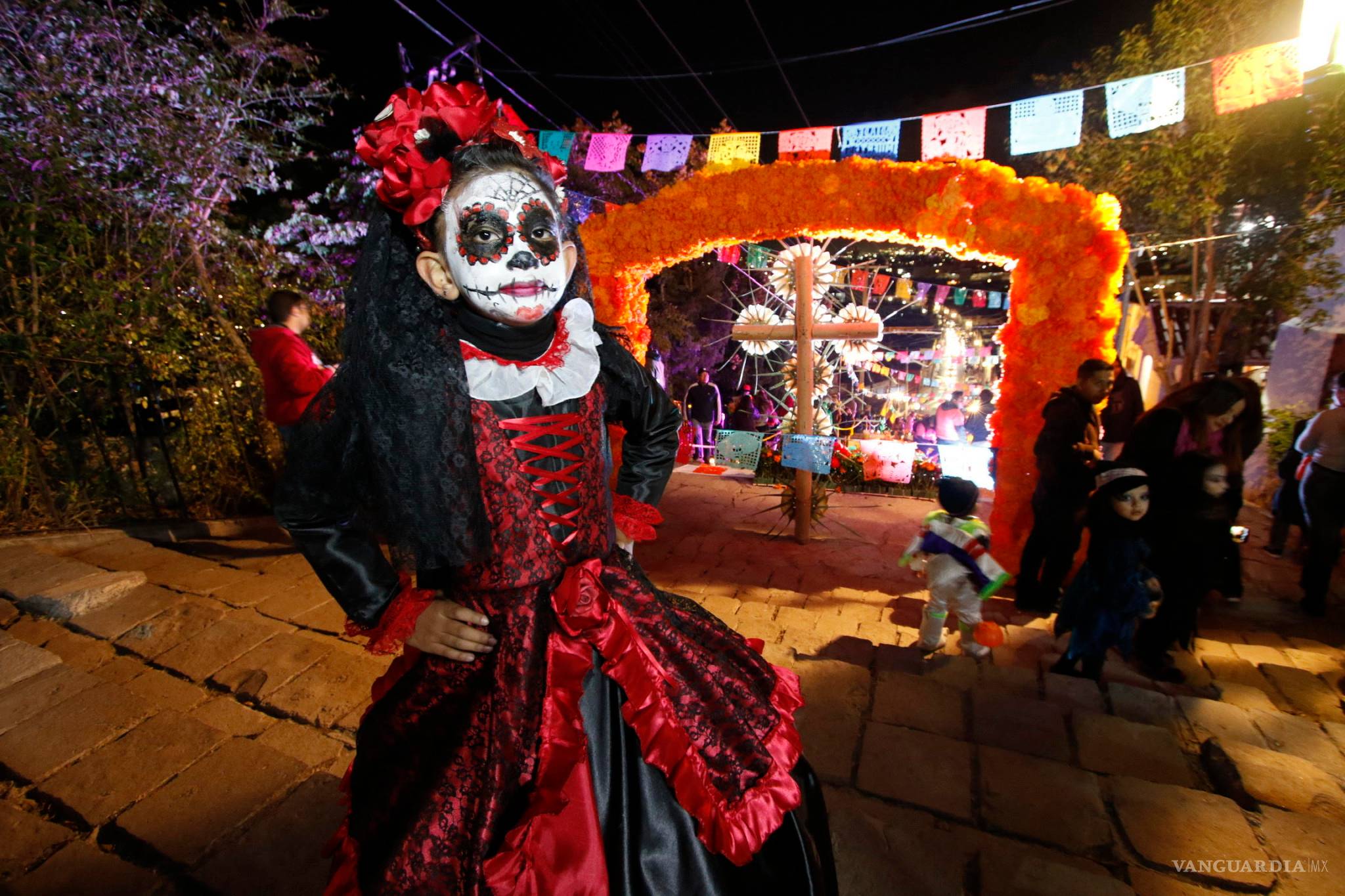 $!Inauguran monumental Altar de Muertos en las escalinatas del Barrio de Santa Anita, Saltillo