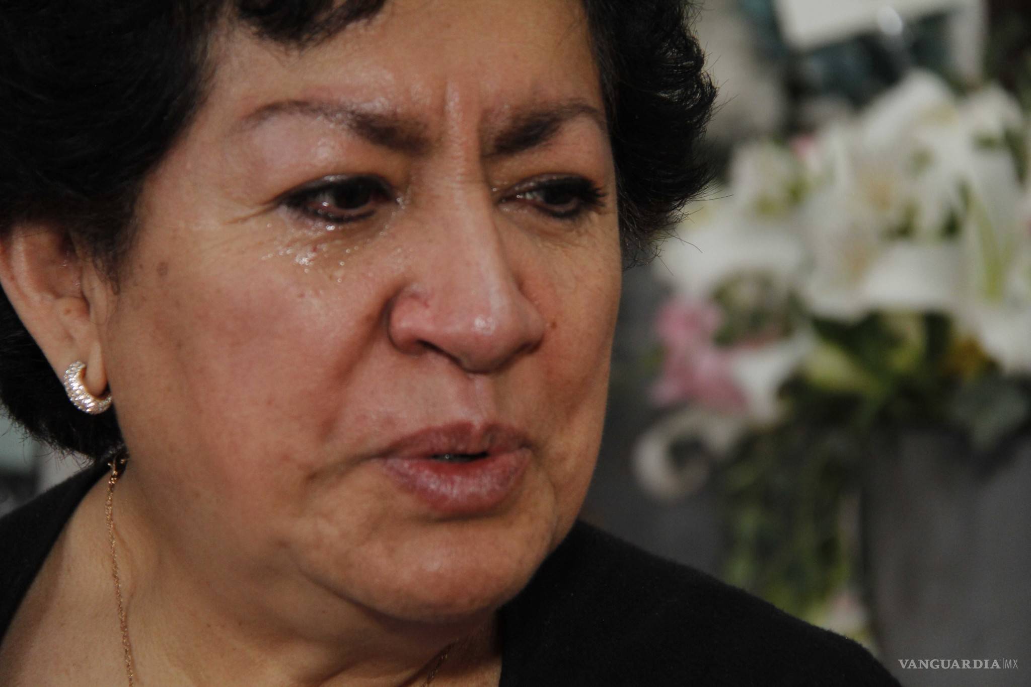 $!Recibe maestra de inglés saltillense botón de plata por 100 mil seguidores en YouTube