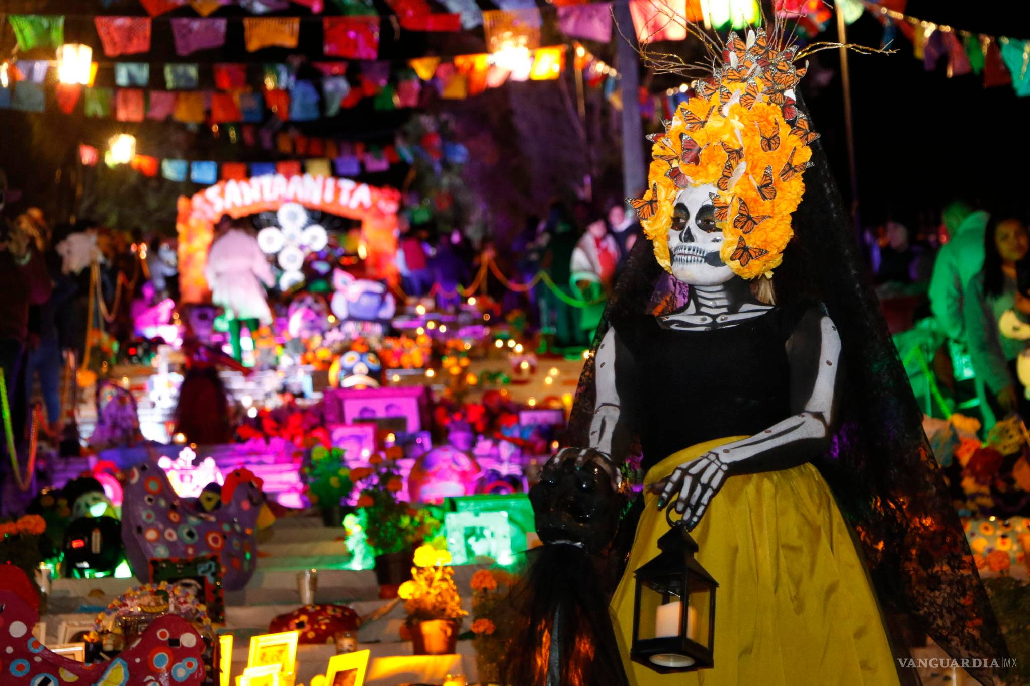 $!Inauguran monumental Altar de Muertos en las escalinatas del Barrio de Santa Anita, Saltillo