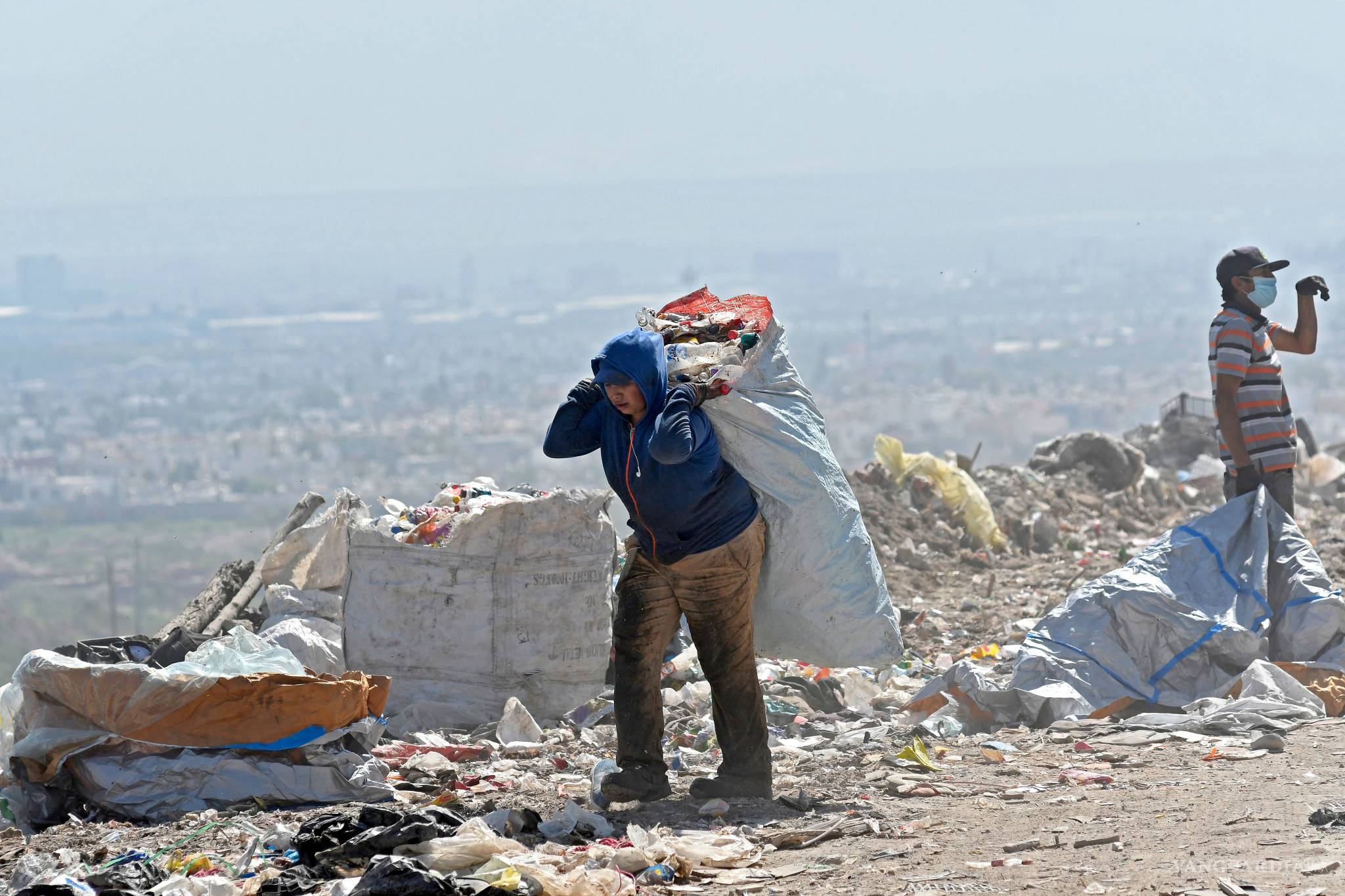 $!Pepenadores de basura en Saltillo, en inminente riesgo de contraer coronavirus, los riesgos de trabajar en el basurero