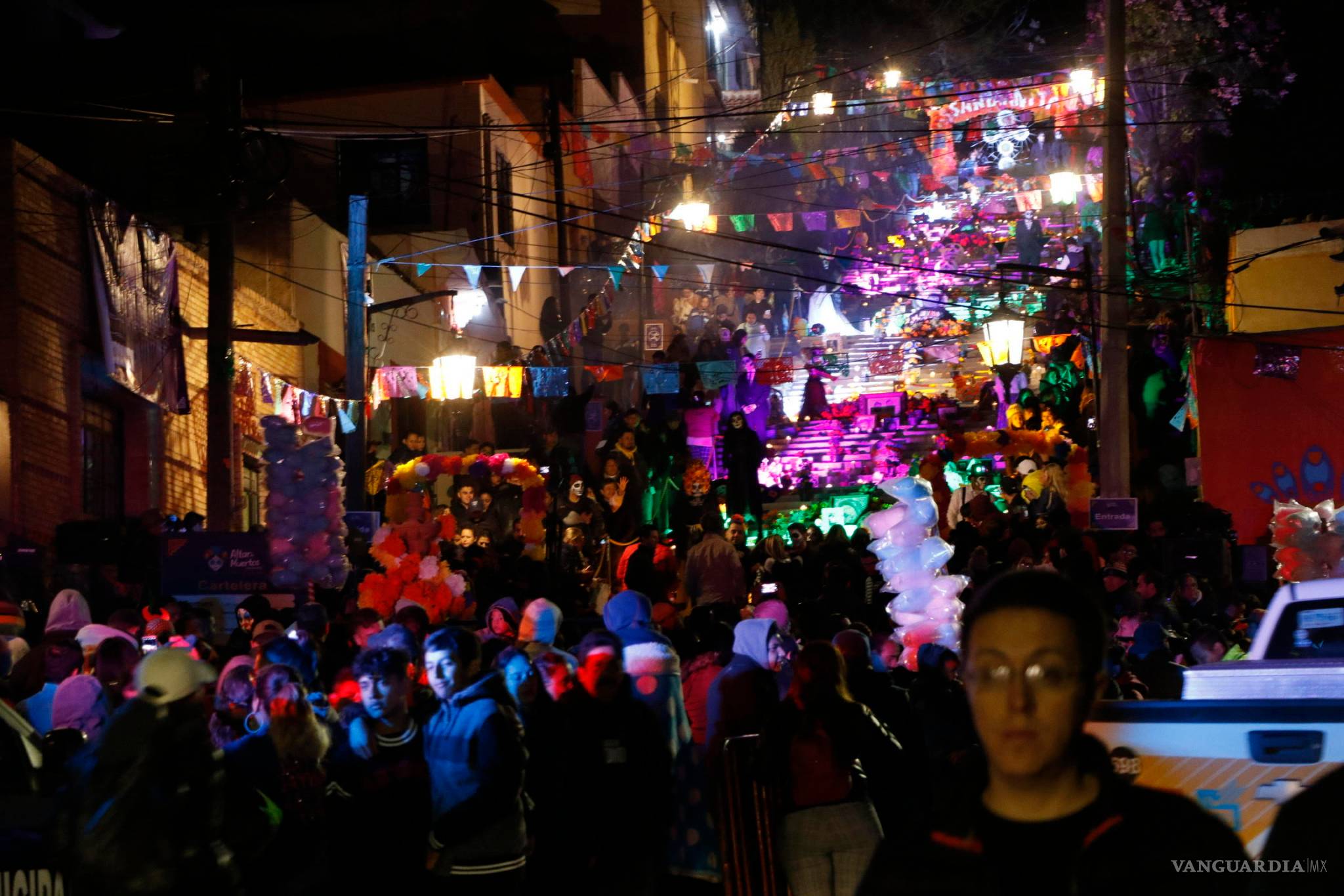 $!Inauguran monumental Altar de Muertos en las escalinatas del Barrio de Santa Anita, Saltillo