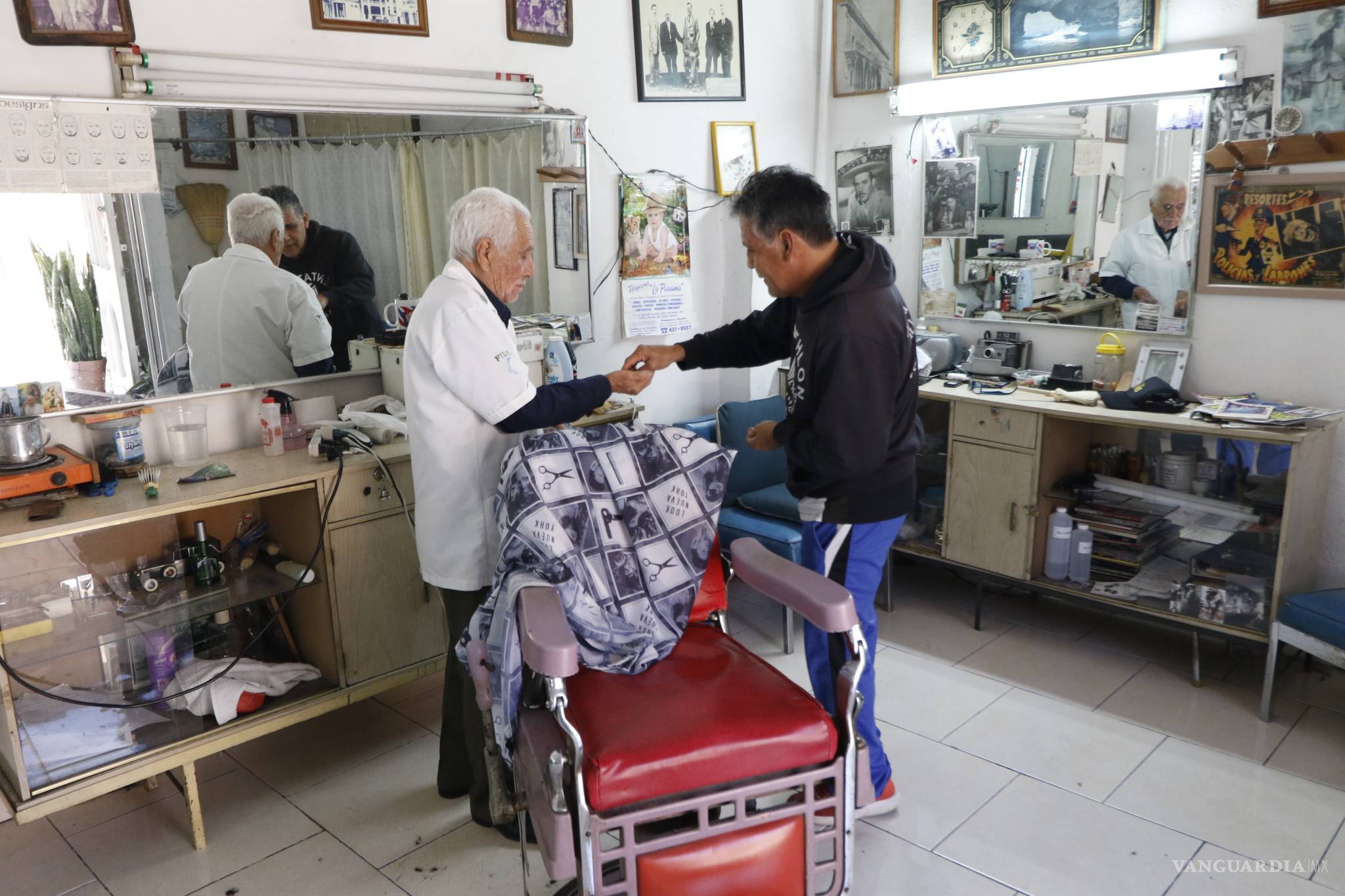$!La última camada de barberos de la vieja escuela, jóvenes imponen moda