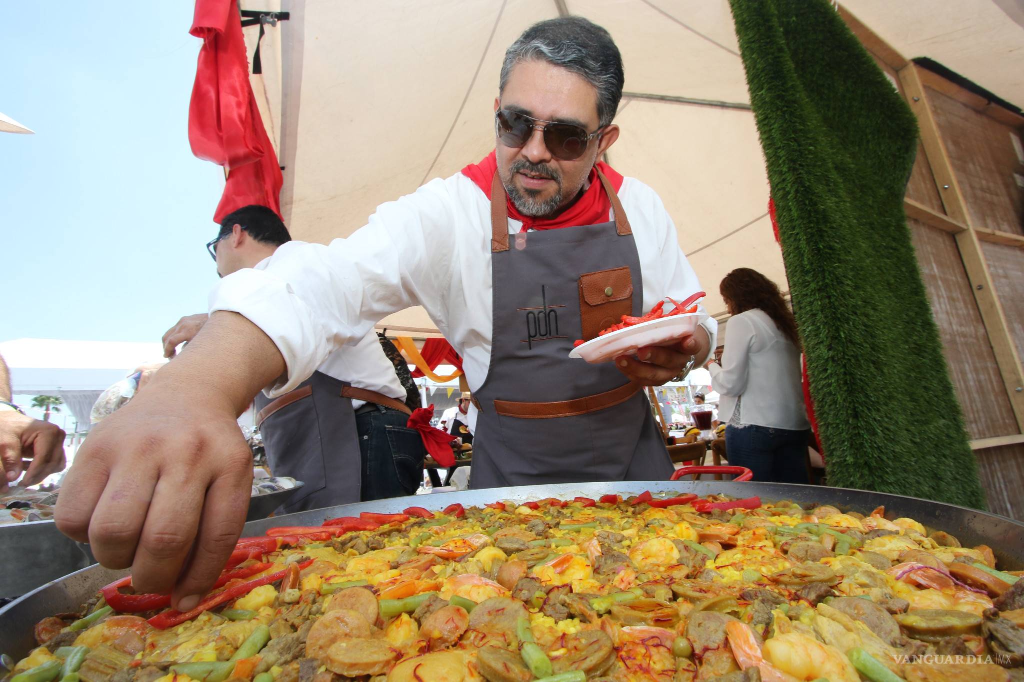 $!XI Festival de la Paella: sabores, amigos... y una tromba