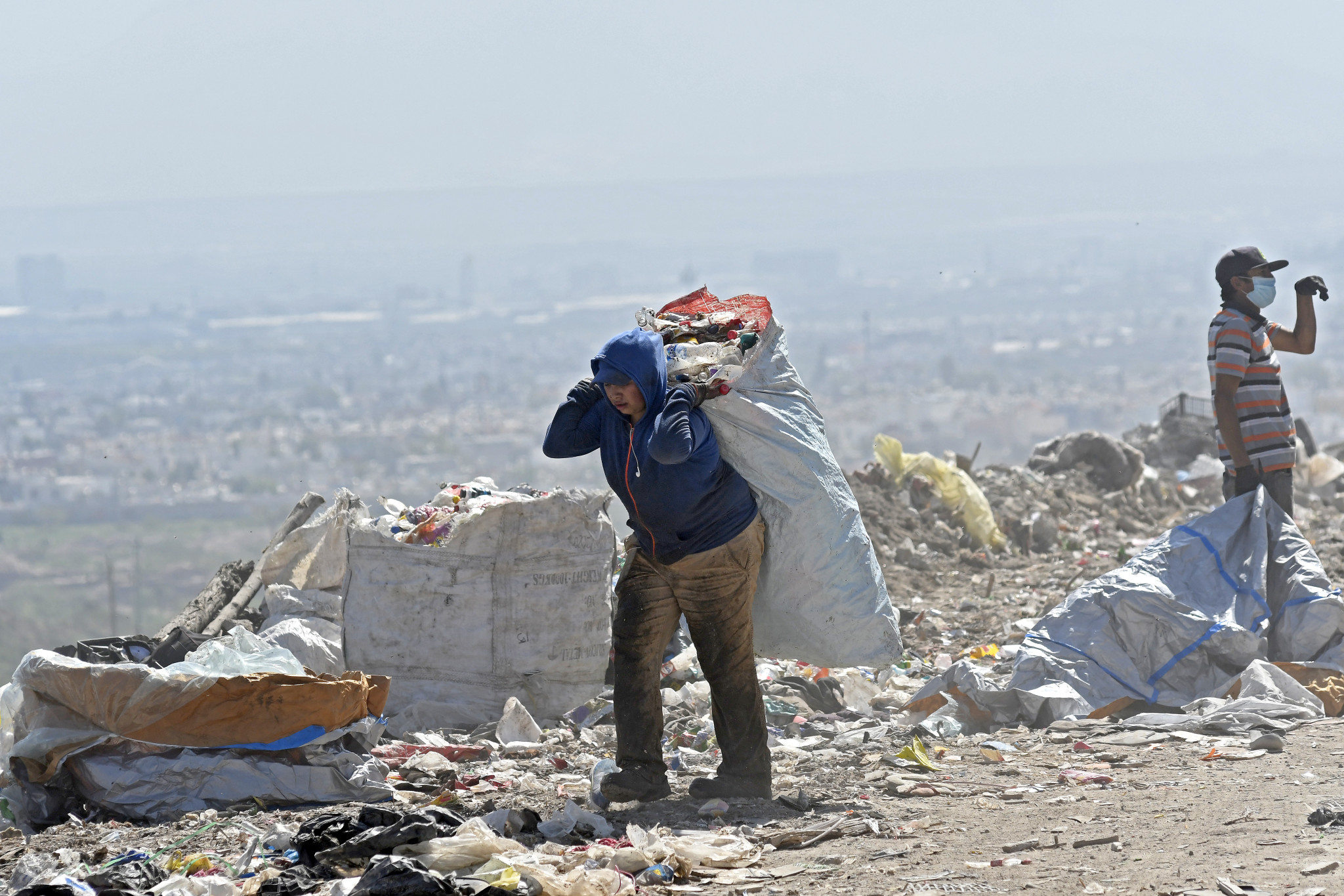 $!Pepenadores de basura en Saltillo, en inminente riesgo de contraer coronavirus, los riesgos de trabajar en el basurero