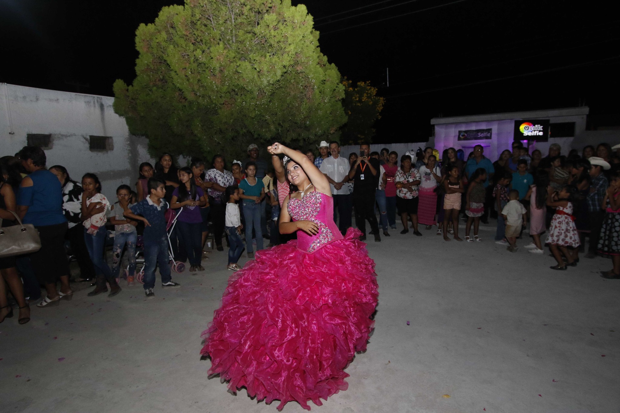 $!Sabinenses hacen realidad el sueño de la quinceañera Perla Yadira