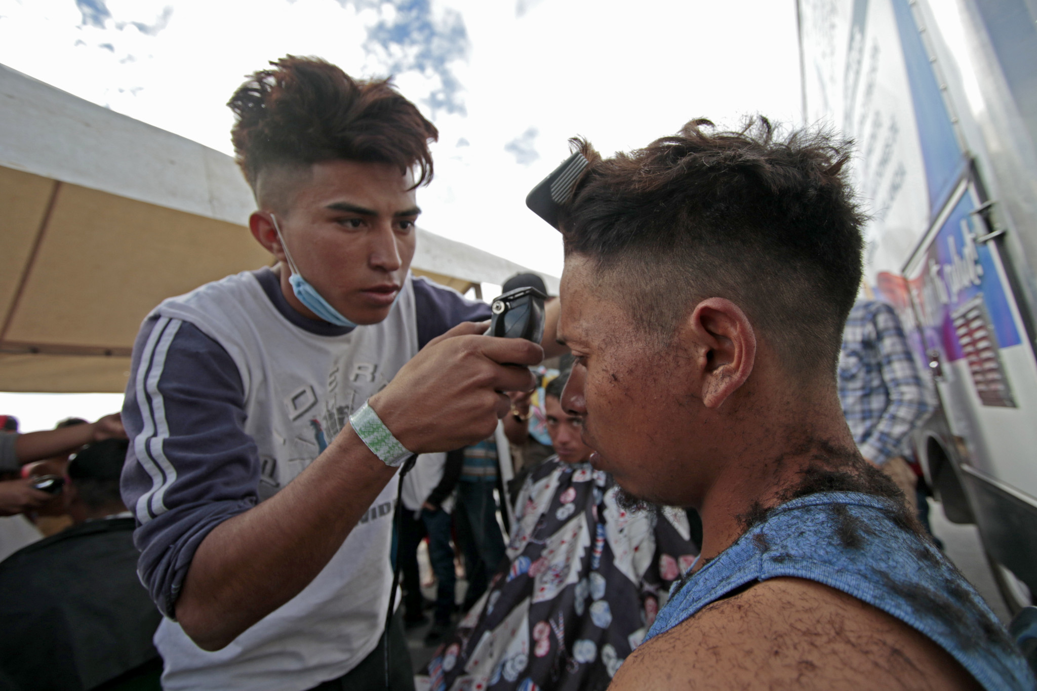 $!Oleada de migrantes de más de 1600 personas se agrupan en Saltillo y toman un respiro