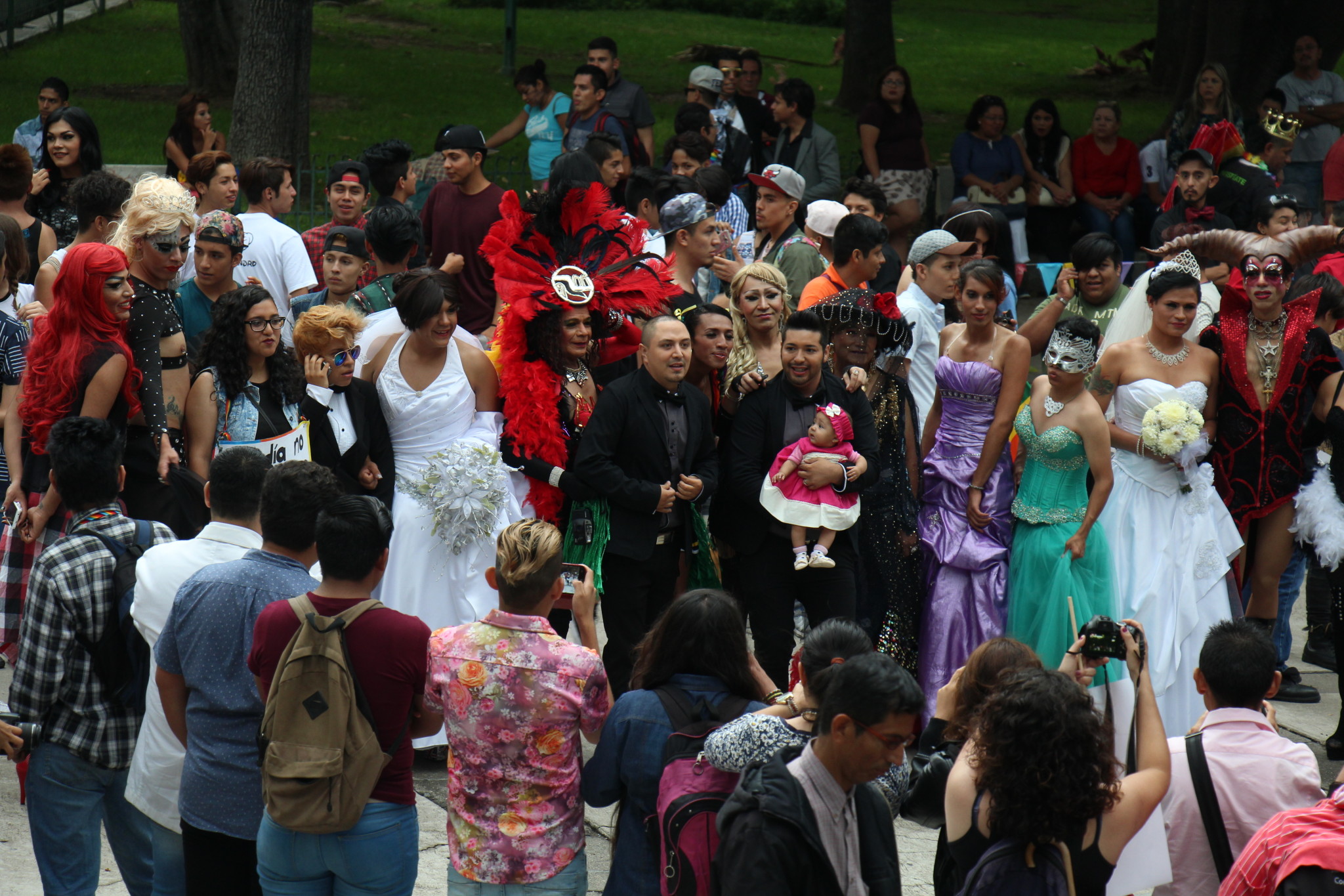 $!Marcha comunidad LGBTTTI en León y celebran boda