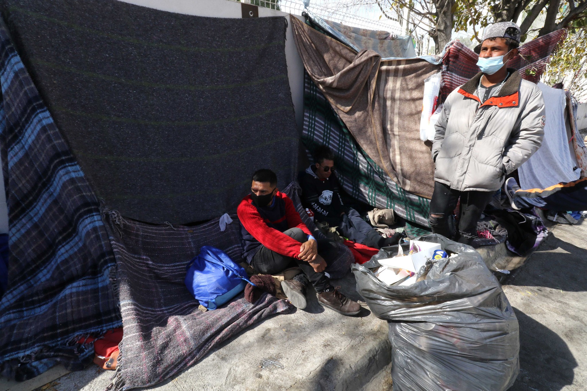 $!Permanecen migrantes a la intemperie pese a las bajas temperaturas en Saltillo