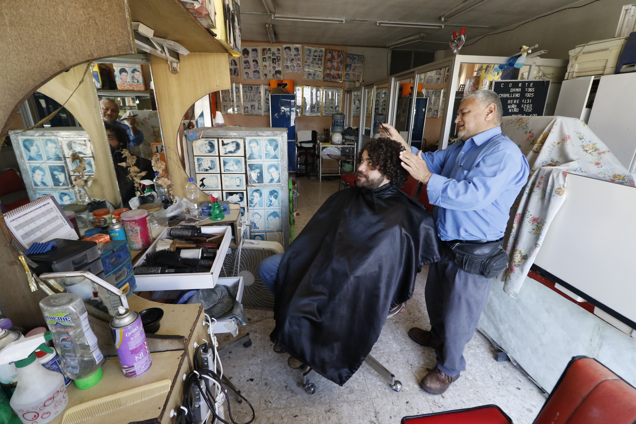 $!La última camada de barberos de la vieja escuela, jóvenes imponen moda