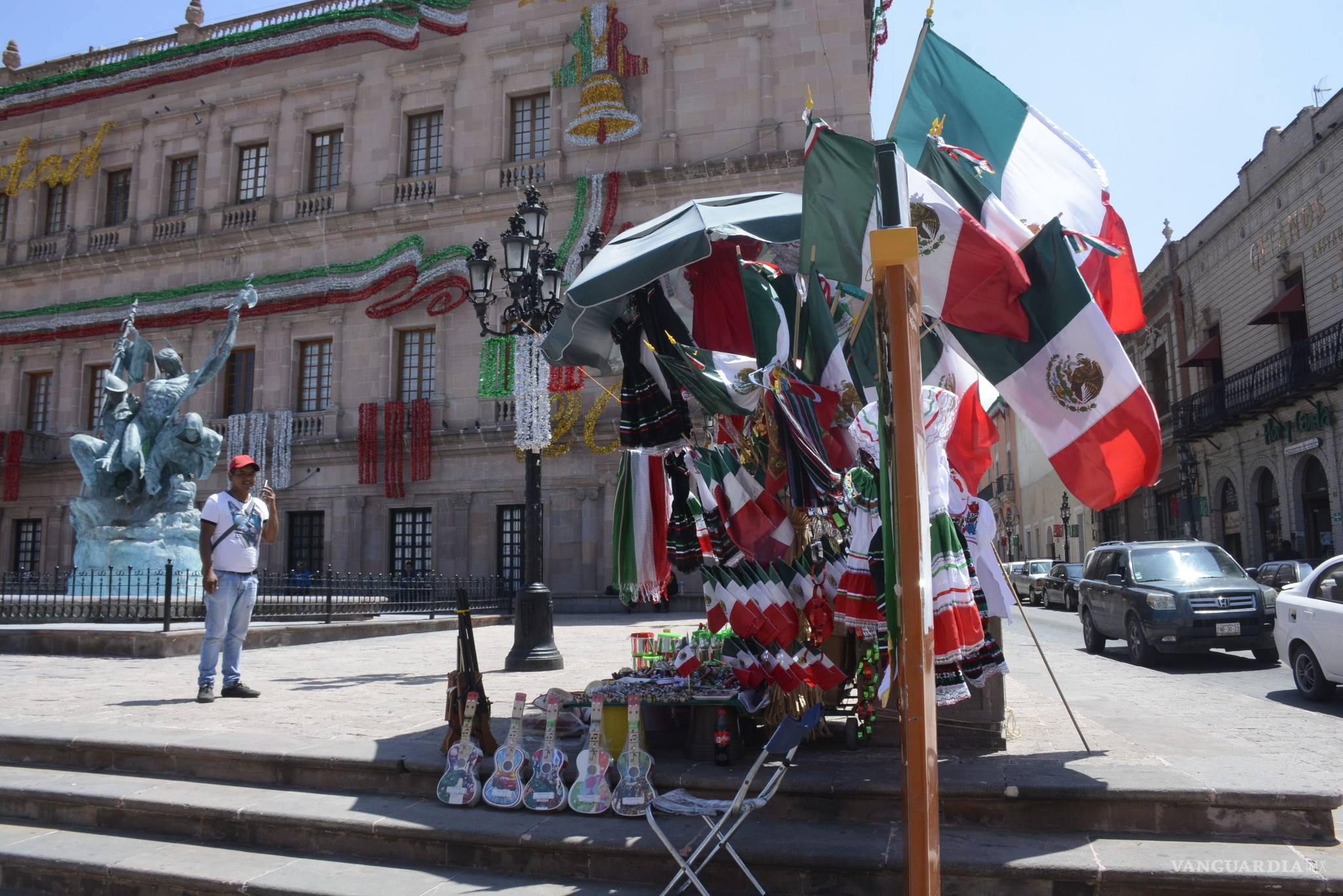 $!El pueblo que surte de banderas a todo México