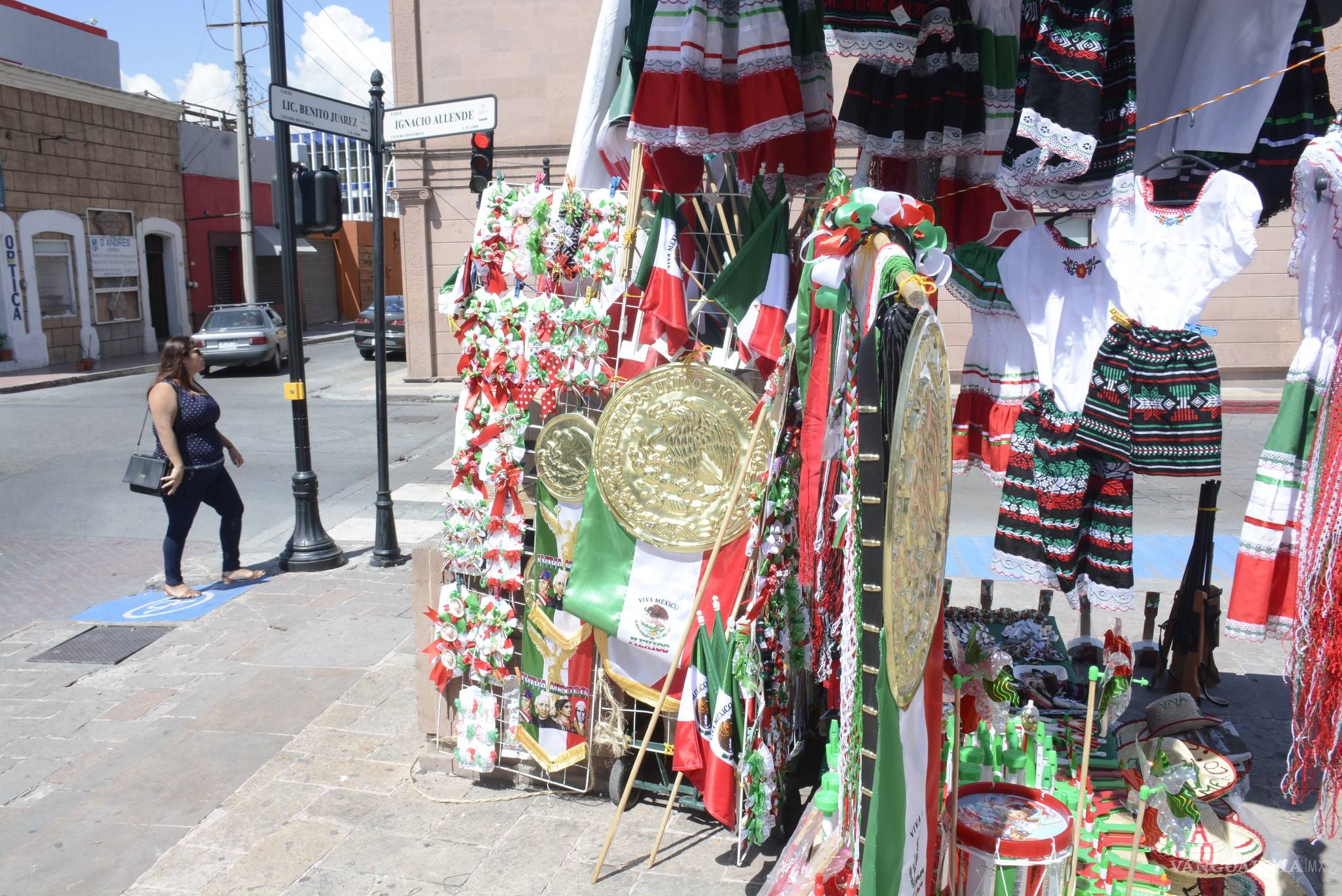 $!El pueblo que surte de banderas a todo México