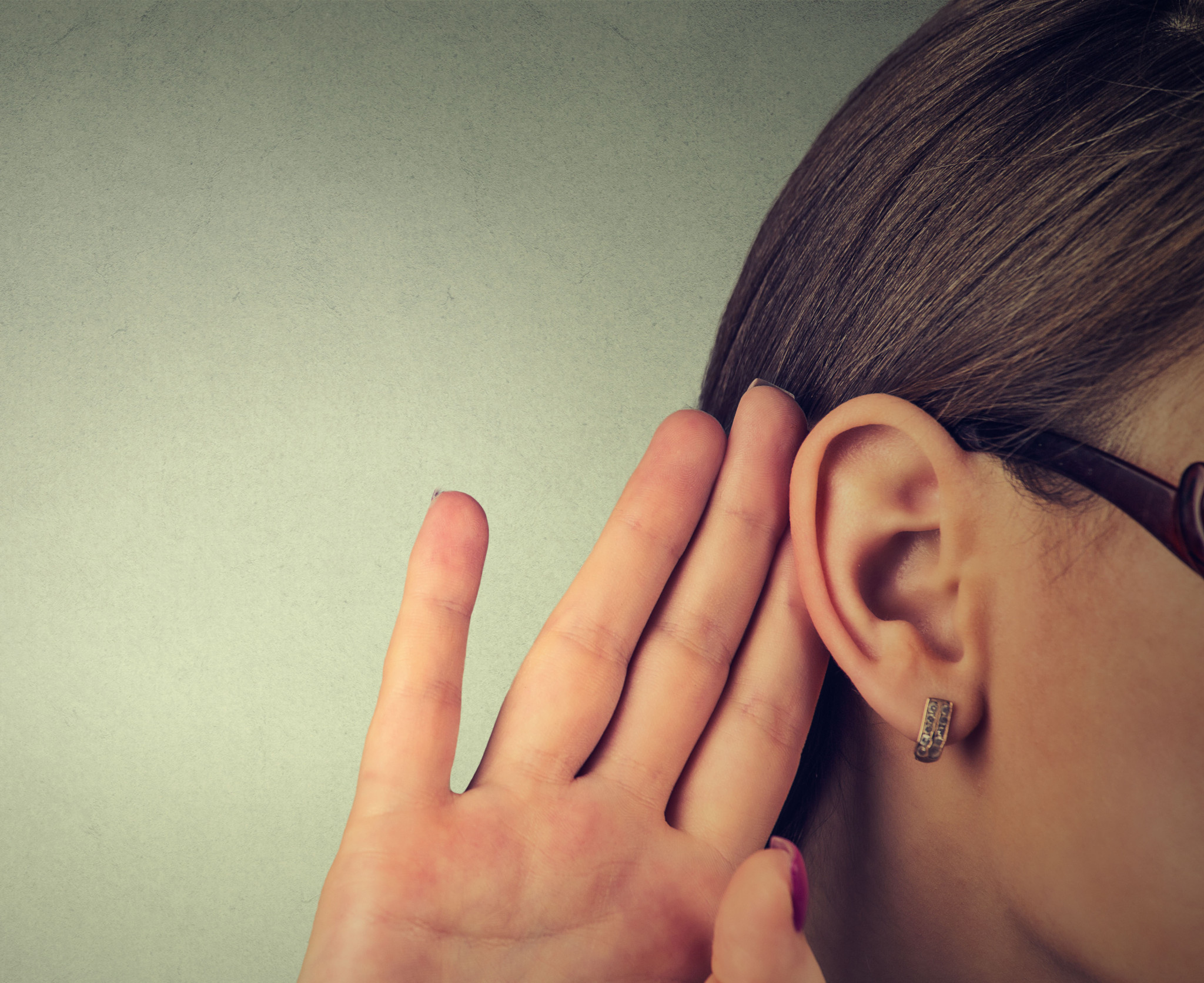 $!Advierten sobre el riesgo del uso de audífonos