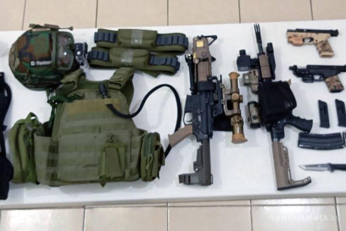 $!Detienen en Atlacomulco a estadounidense con armas y equipo táctico; portaba credencial con leyenda ‘CIA’