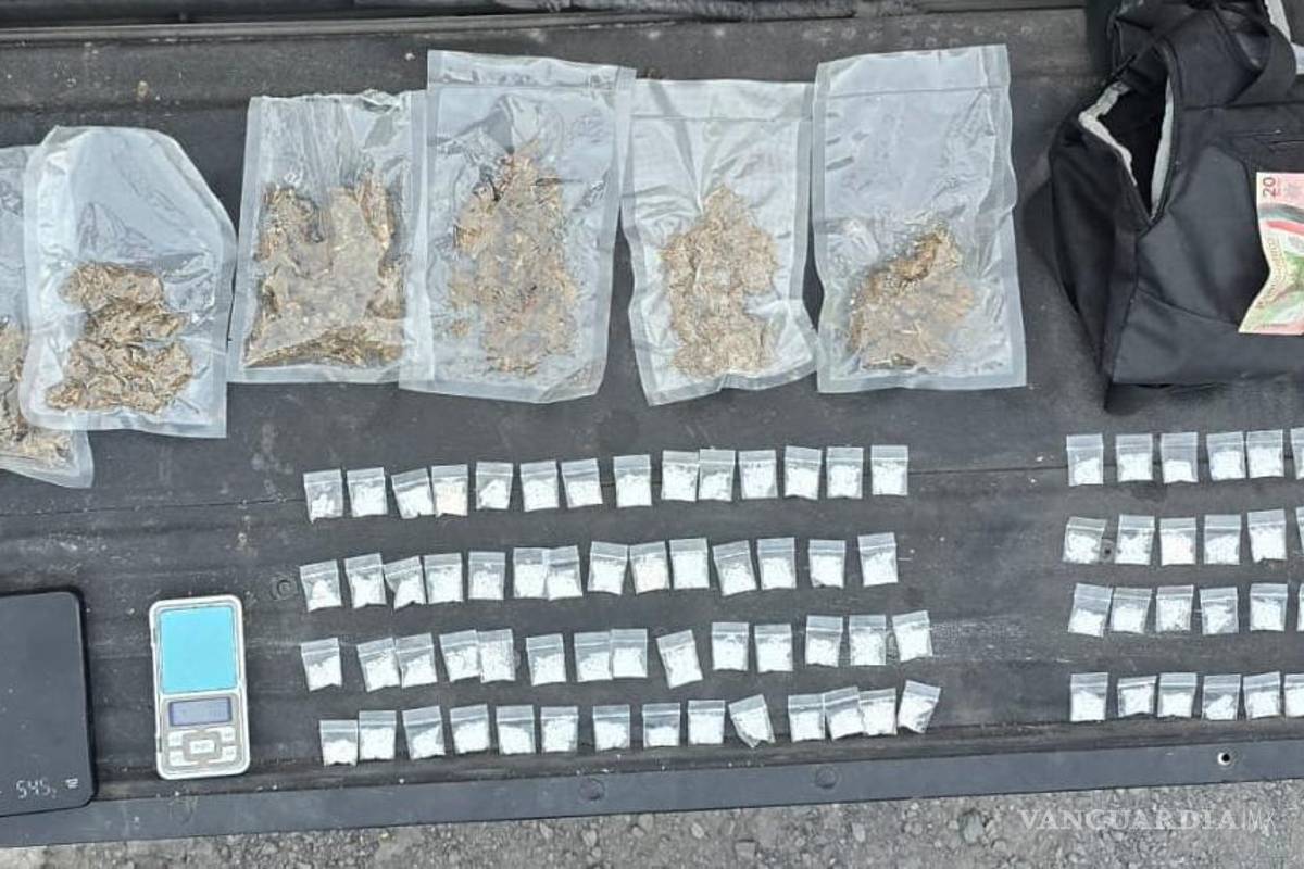 Por discutir en la vía pública los detienen con más de 100 dosis de cristal, en Nuevo León