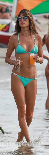 $!Alessandra Ambrosio luce despampanante en bikini