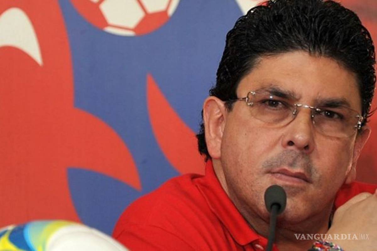 Investigan contrato que otorgó Duarte para explotar la marca Tiburones Rojos