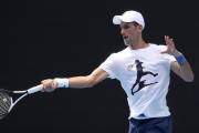 Novak Djokovic durante un entrenamiento en la arena Rod Laver en Melbourne previo al Abierto de Australia, el martes 11 de enero de 2022. (Kelly Defina/Pool Foto vía AP)