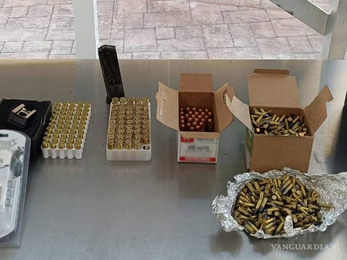 $!Los objetos decomisados y los cinco detenidos quedaron a disposición de la Agencia del Ministerio Público en Coahuila.