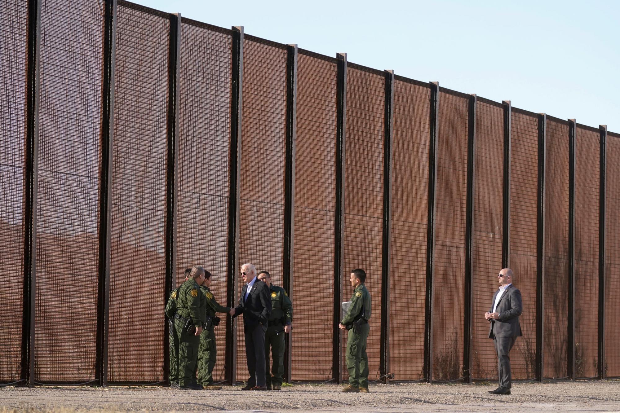 ¿Biden es el único presidente que no construyó muro en la frontera con México?; su administración ‘cerró huecos’ en lo que inició Trump. Noticias en tiempo real