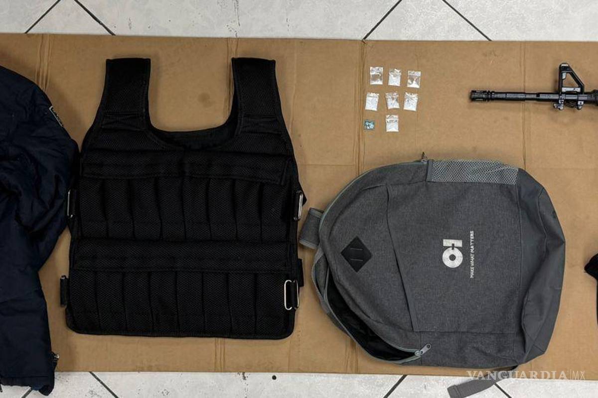 Capturan con droga y armas réplica a hombre que se hacía pasar por policía, en NL