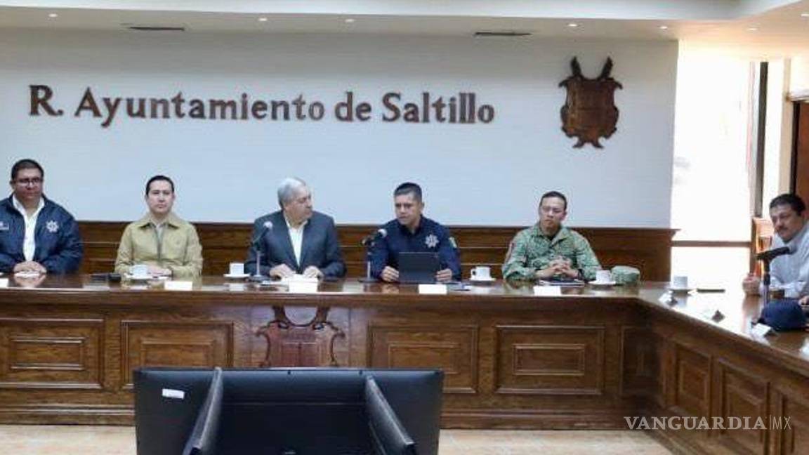 $!El alcalde José María Fraustro Siller entrega reconocimientos a policías que participaron en un rescate heroico en Saltillo.