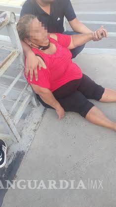 $!Mujer discute con su esposo e intenta lanzarse de puente, en Saltillo