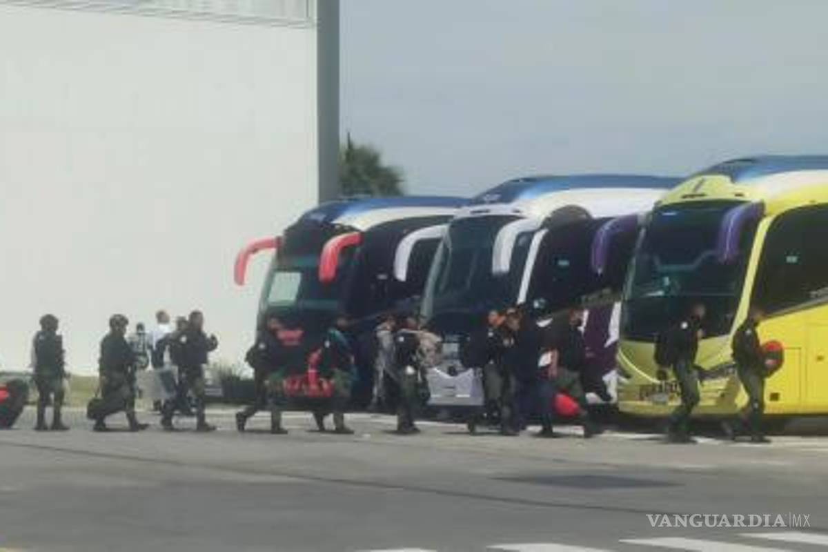 $!Guardias nacionales fueron trasladados en autobuses bajo estrictas medidas de seguridad hacia el penal de máxima seguridad.