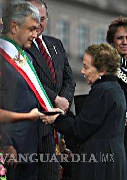 $!Rosario Ibarra le colocó en 2006 la banda presidencial a AMLO