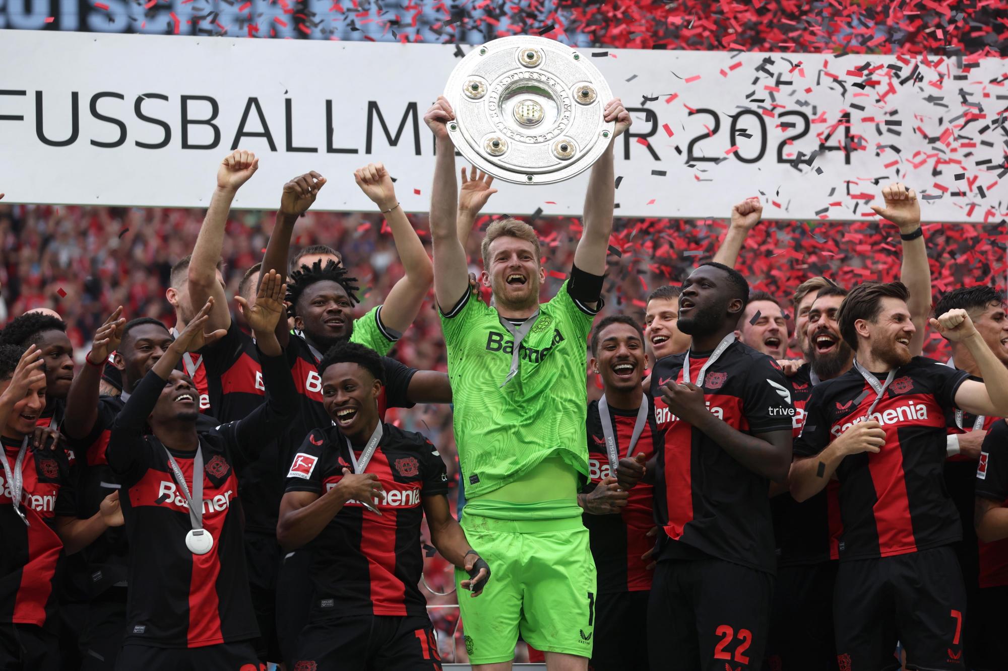 El Bayer Leverkusen completó su campaña en la Bundesliga de manera invicta al vencer al Augsburgo con un sólido 2-1 en el Bay Arena. Con este triunfo, el equipo dirigido por Xabi Alonso aseguró su