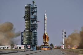 El cohete Long March 2F de China, que transporta a tres astronautas para la misión espacial tripulada Shenzhou 20, despega del Centro de Lanzamiento de Satélites de Jiuquan de China.