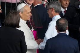 El papa León XIV es despedido por el cirujano Stefano Margaritora (d) al abandonar el Policlínico Agostino Gemelli de Roma, tras la cirugía del martes para extirpar un cáncer de pulmón.