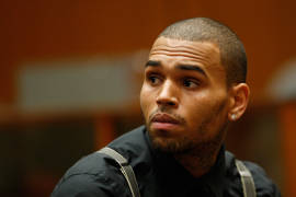 Chris Brown es acusado de amenazar con pistola a una mujer