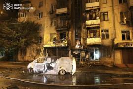En esta imagen, distribuida por el Servicio de Emergencias de Ucrania, personal de emergencias trabaja en la extinción de un incendio tras un ataque ruso en Járkiv, Ucrania, el 3 de mayo de 2025. FOTO: