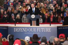 El vicepresidente JD Vance habla durante un mitin de campaña en el Aeropuerto Internacional Bozeman Yellowstone, el lunes 26 de octubre de 2026, en Belgrade, Montana.