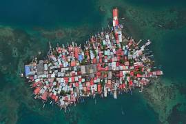 Vista aérea de la isla Gardí Sugdub en el archipiélago de San Blas frente a la costa caribeña de Panamá,. Debido al aumento del nivel del mar, unas 300 familias indígenas Guna se trasladarán a nuevas casas.
