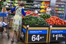 La confianza de los consumidores estadounidenses en la economía cayó por quinto mes consecutivo al nivel más bajo desde el inicio de la pandemia de COVID-19.