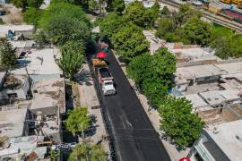Las labores incluyen bacheo, nivelación, colocación de carpeta asfáltica, poda de árboles, ajustes en brocales y reparación de tomas domiciliarias.
