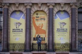 Una estatua del ex presidente de Sudáfrica, Nelson Mandela, frente al Ayuntamiento de Ciudad del Cabo, donde se celebra la inauguración del Parlamento para la Séptima Administración en Ciudad del Cabo.
