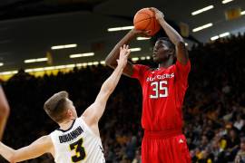 Basquetbolista golpea y lanza cuchillo a una mujer y es probable que lo expulsen de Estados Unidos